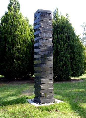 Wassersäule, 2007/08, Tessiner Gneis, 180 x 30 x 30 cm